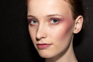 Güzel model backstage içinde poz