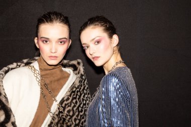 Backstage içinde poz güzel modelleri