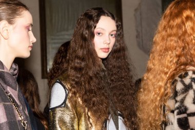 Güzel model backstage içinde poz