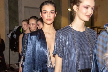 Backstage içinde poz güzel modelleri