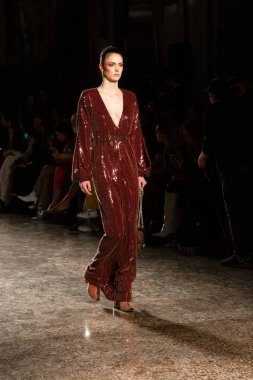 Güzel model pist yürüyüş