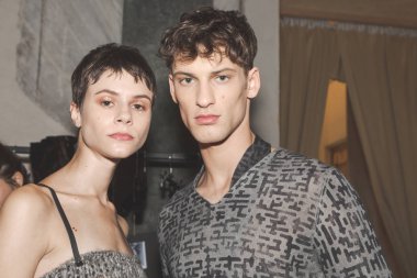 Backstage içinde poz güzel modelleri