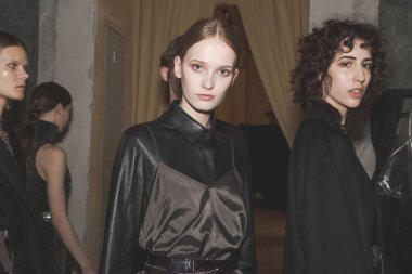 Güzel model backstage içinde poz