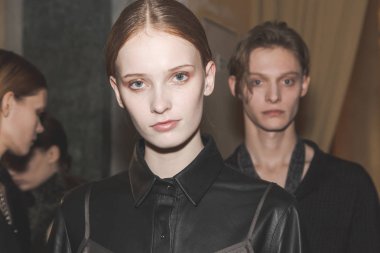 Güzel model backstage içinde poz