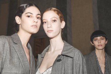 Backstage içinde poz güzel modelleri