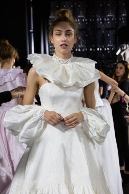 Model poz içinde the Backstage at si Sposaitalia 2019