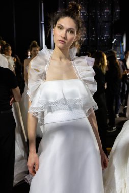 Model poz içinde the Backstage at si Sposaitalia 2019