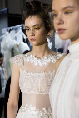 Modeller poz Backstage at si Sposaitalia 2019