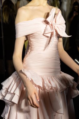 Model poz içinde the Backstage at si Sposaitalia 2019