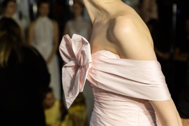 Model poz içinde the Backstage at si Sposaitalia 2019