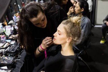 Model poz içinde the Backstage at si Sposaitalia 2019