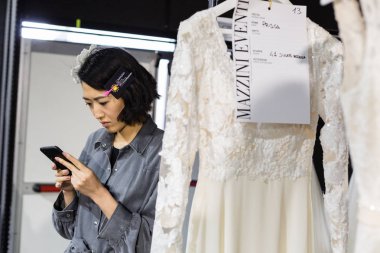 Model poz içinde the Backstage at si Sposaitalia 2019