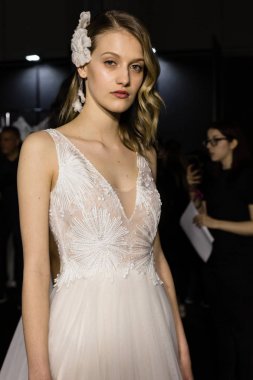 Model poz içinde the Backstage at si Sposaitalia 2019