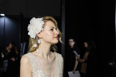 Model poz içinde the Backstage at si Sposaitalia 2019