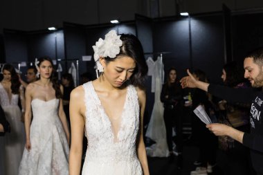 Model poz içinde the Backstage at si Sposaitalia 2019