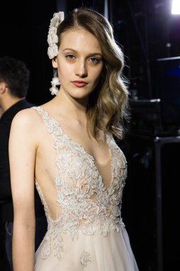 Model poz içinde the Backstage at si Sposaitalia 2019