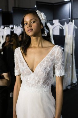 Model poz içinde the Backstage at si Sposaitalia 2019