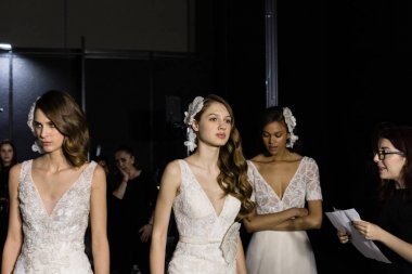 Modeller poz Backstage at si Sposaitalia 2019