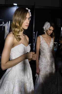 Model poz içinde the Backstage at si Sposaitalia 2019