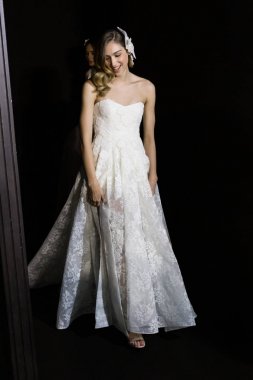 Model poz içinde the Backstage at si Sposaitalia 2019