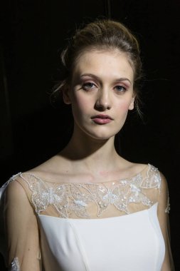 Model poz içinde the Backstage at si Sposaitalia 2019