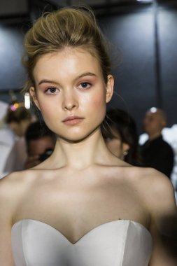 Model poz içinde the Backstage at si Sposaitalia 2019