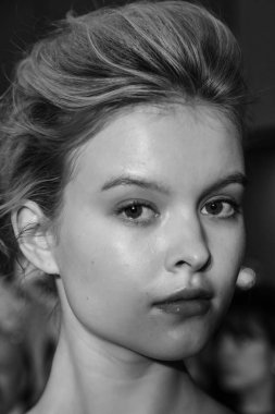 Model poz içinde the Backstage at si Sposaitalia 2019