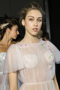 Model poz içinde the Backstage at si Sposaitalia 2019