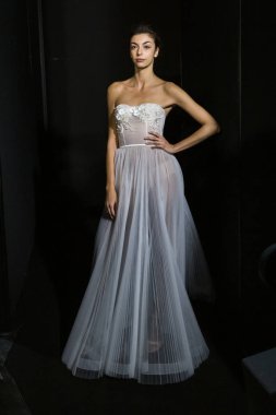 Model poz içinde the Backstage at si Sposaitalia 2019