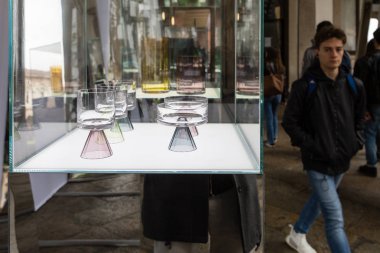 İnsanlar ziyaret Fuorisalone 2019 Milan, Italya