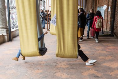 İnsanlar ziyaret Fuorisalone 2019 Milan, Italya