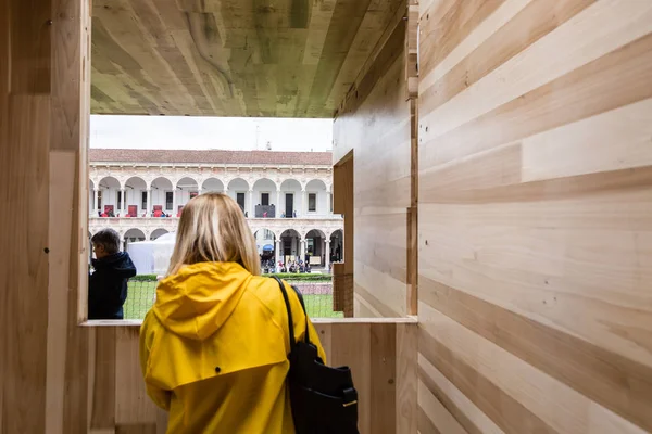 Personas que visitan Fuorisalone 2019 en Milan, Italia —  Fotos de Stock