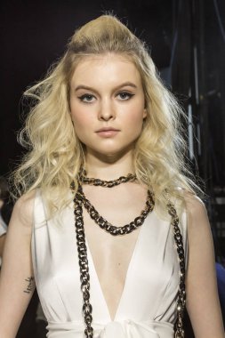 Model poz içinde the Backstage at si Sposaitalia 2019