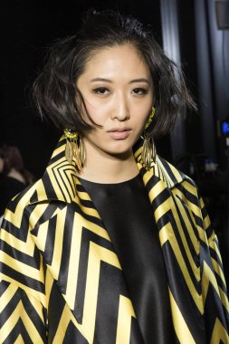 Model poz içinde the Backstage at si Sposaitalia 2019