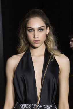 Model poz içinde the Backstage at si Sposaitalia 2019