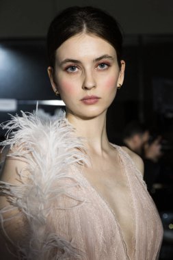 Model poz içinde the Backstage at si Sposaitalia 2019