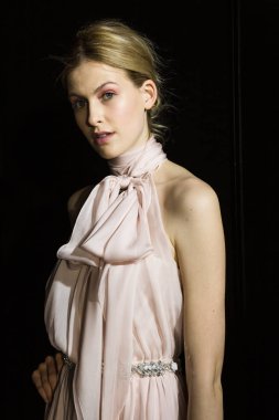 Model poz içinde the Backstage at si Sposaitalia 2019