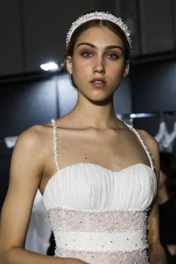 Model poz içinde the Backstage at si Sposaitalia 2019