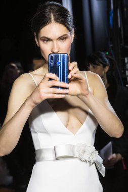 Model poz içinde the Backstage at si Sposaitalia 2019