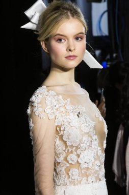 Model poz içinde the Backstage at si Sposaitalia 2019