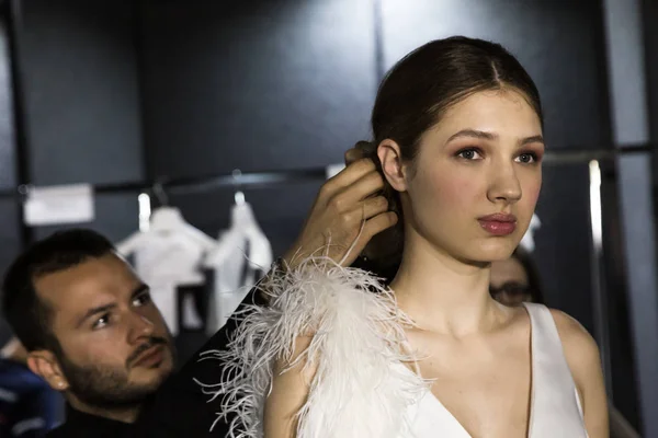 Model posiert hinter der Bühne auf der si sposaitalia 2019 — Stockfoto