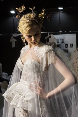 Model poz içinde the Backstage at si Sposaitalia 2019