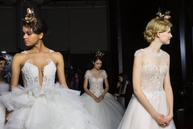 Modeller poz Backstage at si Sposaitalia 2019