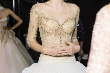 Model poz içinde the Backstage at si Sposaitalia 2019