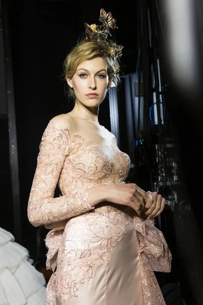 Model poseren in de backstage bij si Sposaitalia 2019 — Stockfoto