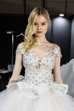 Model poz içinde the Backstage at si Sposaitalia 2019