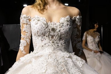 Model poz içinde the Backstage at si Sposaitalia 2019