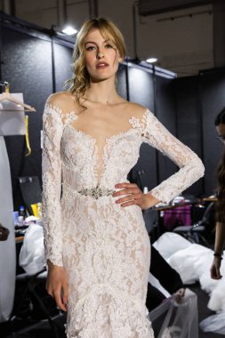 Model poz içinde the Backstage at si Sposaitalia 2019