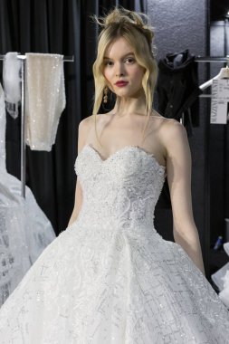 Model poz içinde the Backstage at si Sposaitalia 2019