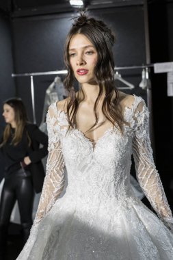 Model poz içinde the Backstage at si Sposaitalia 2019